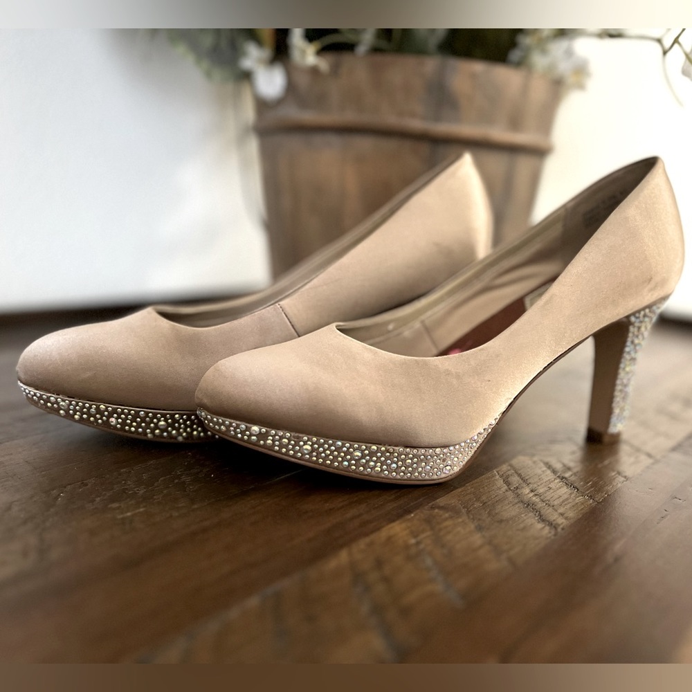 BEAUTIFUL Ros Hommerson satin Heels with rhinestones